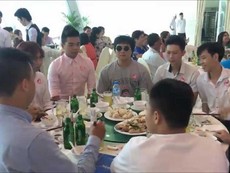 Cách ăn cưới hài hước của nhóm bạn trẻ