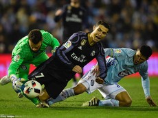 Xem Ronaldo 'làm xiếc' với bóng