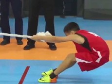 Cậu bé 'không bỏ cuộc' khi thi đấu kéo co
