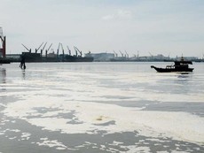 Sông Thị Vải nổi bọt màu vàng, trắng nghi xả thải