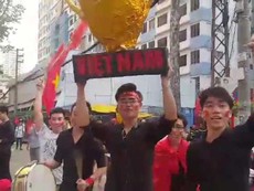 CĐV mang cúp vàng đến sân Thống Nhất tặng U-23 VN