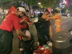 Vui chiến thắng, cổ động viên xắn tay dọn rác