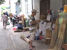 Video: Xóm chổi thủ công duy nhất ở Sài Gòn ngày giáp Tết