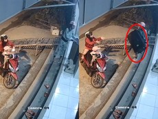Video: Người phụ nữ chở con nhỏ đi trộm loa kẹo kéo