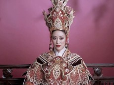 Video: Hoa hậu Khánh Vân hóa thân thành thái hậu Dương Vân Nga