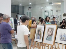 Video: Bán tranh gây quỹ giúp bệnh nhi ung thư