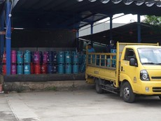 Video: Mối lo cháy nổ từ kho gas nằm giữa khu dân cư