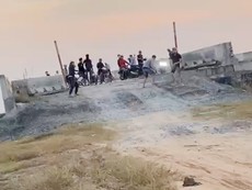 Video: Bị phát hiện ‘quái xế’ ném đất đá vào công an