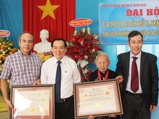 Video: Cụ bà 102 tuổi xác lập Kỷ lục Việt Nam về sáng tác thơ