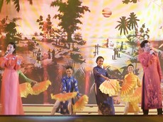 Đan Trường, Phi Nhung phục vụ miễn phí dịp Giỗ Tổ Hùng Vương