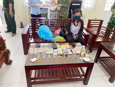 Video: Bắt 1 người chuyển 5 kg vàng qua biên giới