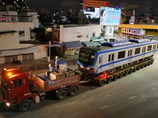 Video: Xuyên đêm vận chuyển tàu metro về depot Long Bình