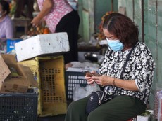Dùng điện thoại ‘cục gạch’, tiểu thương khó khai báo y tế