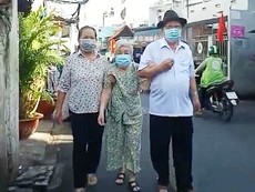 Cụ ông ngoài 90 tuổi phấn khởi đi bầu cử