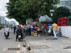 Video: Hàng quán vỉa hè vẫn còn tụ tập đông người