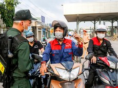 Người dân quay về khi đến các chốt kiểm dịch ở Đồng Nai