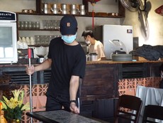 Video: Tiểu thương Đà Nẵng tất bật lau dọn hàng quán, mong được mở cửa buôn bán