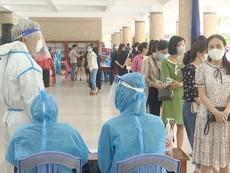 Video: Đà Nẵng lấy mẫu xét nghiệm cho hơn 3.000 cán bộ coi thi vào lớp 10