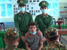 Video: Bắt 1 người Lào vận chuyển trái phép 6.000 viên ma túy vào Việt Nam