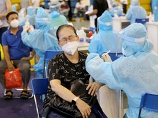 Video: Trong 8 ngày, TP.HCM có hơn 828.000 người được tiêm vaccine