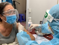 Video: Người cao tuổi và mắc bệnh nền được tiêm vaccine COVID-19