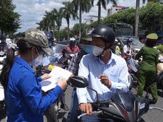 Video: Đà Nẵng linh động xét giấy đi đường để tránh ùn ứ tại chốt kiểm soát