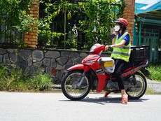 Video: Biệt đội shipper giao sách miễn phí cho học sinh