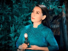 Video: Nhìn lại cuộc đời đầy ắp tình yêu thương của ca sĩ Phi Nhung