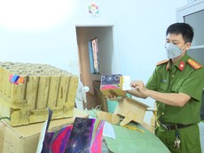 Video: Phát hiện vụ vận chuyển hơn 600 hộp giấy nghi là pháo