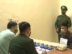 Video: Bắt giữ đối tượng vận chuyển 120.000 viên ma túy tổng hợp