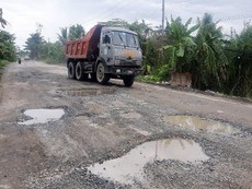 Đường vào cảng Cái Cui toàn ổ voi, doanh nghiệp kêu trời