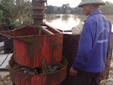 Bơm đất sét vào thân đê Tả Lam để 'cứu' đê