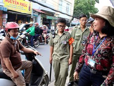 Clip: Nữ chủ tịch phường xăn tay dọn dẹp vỉa hè