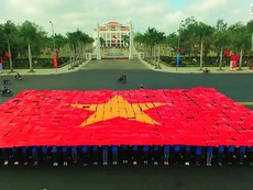 Clip: Hàng trăm bạn trẻ Quảng Nam xếp hình cờ Tổ quốc