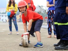 Clip: Lính cứu hỏa 'nhí' đu dây, vác vòi chữa cháy