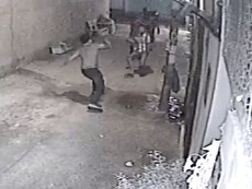 Camera ghi lại cảnh bị đánh chết khi chở bạn gái về nhà