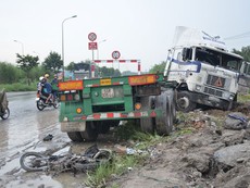 Hiện trường vụ container cuốn 2 người vào gầm