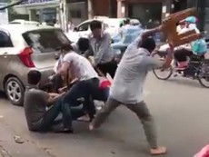 Cướp giật dây chuyền bị chặn bắt trên phố