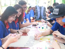 Túc trực tại các điểm thi chào đón thí sinh thi THPT