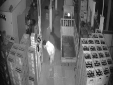 Trộm đột nhập đại lý bia bị camera ghi lại