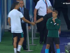 Ronaldo khoác vai Mourinho giữa trận siêu cúp châu Âu