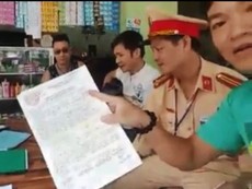 Clip: CSGT Nghệ An hát cùng người vi phạm