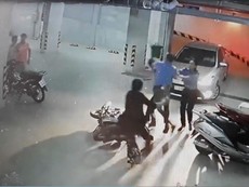 Clip: Bảo vệ chung cư đánh người già nhập viện