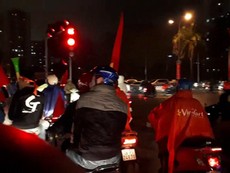 CĐV dầm mưa cổ vũ và gọi tên tuyển U-23 Việt Nam