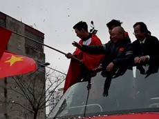 HLV Park Hang-seo cùng U-23 VN vẫy tay chào 'biển' NHM