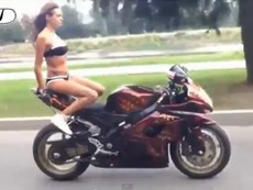 Clip người đẹp bikini “làm xiếc” trên môtô