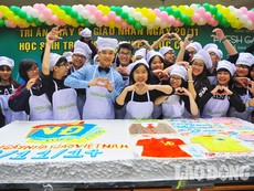 Clip học trò Hà Nội làm bánh kem khổng lồ tri ân thầy cô