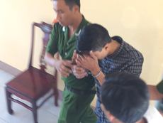 Clip áp giải nghi can Nguyễn Hải Dương ra khỏi trụ sở công an huyện