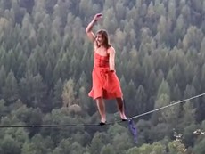 Clip cô gái đi giày cao gót trên dây vượt qua vách núi