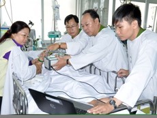 Clip: Công an vào tận giường bệnh làm CMND cho bệnh nhân